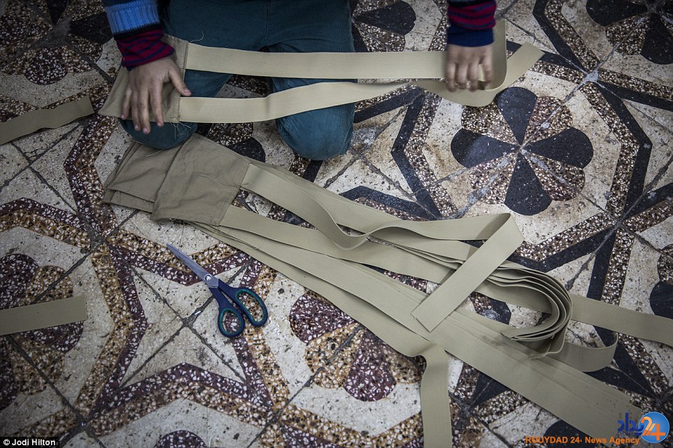 کودکان پناهجوی سوری در ترکیه برای داعش لباس می دوزند (تصاویر)