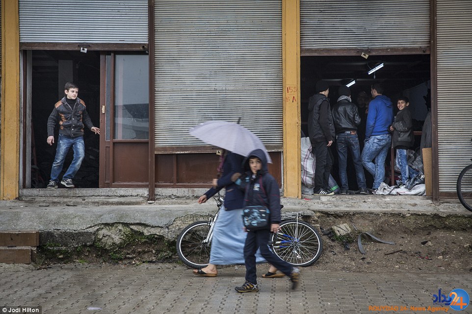 کودکان پناهجوی سوری در ترکیه برای داعش لباس می دوزند (تصاویر)