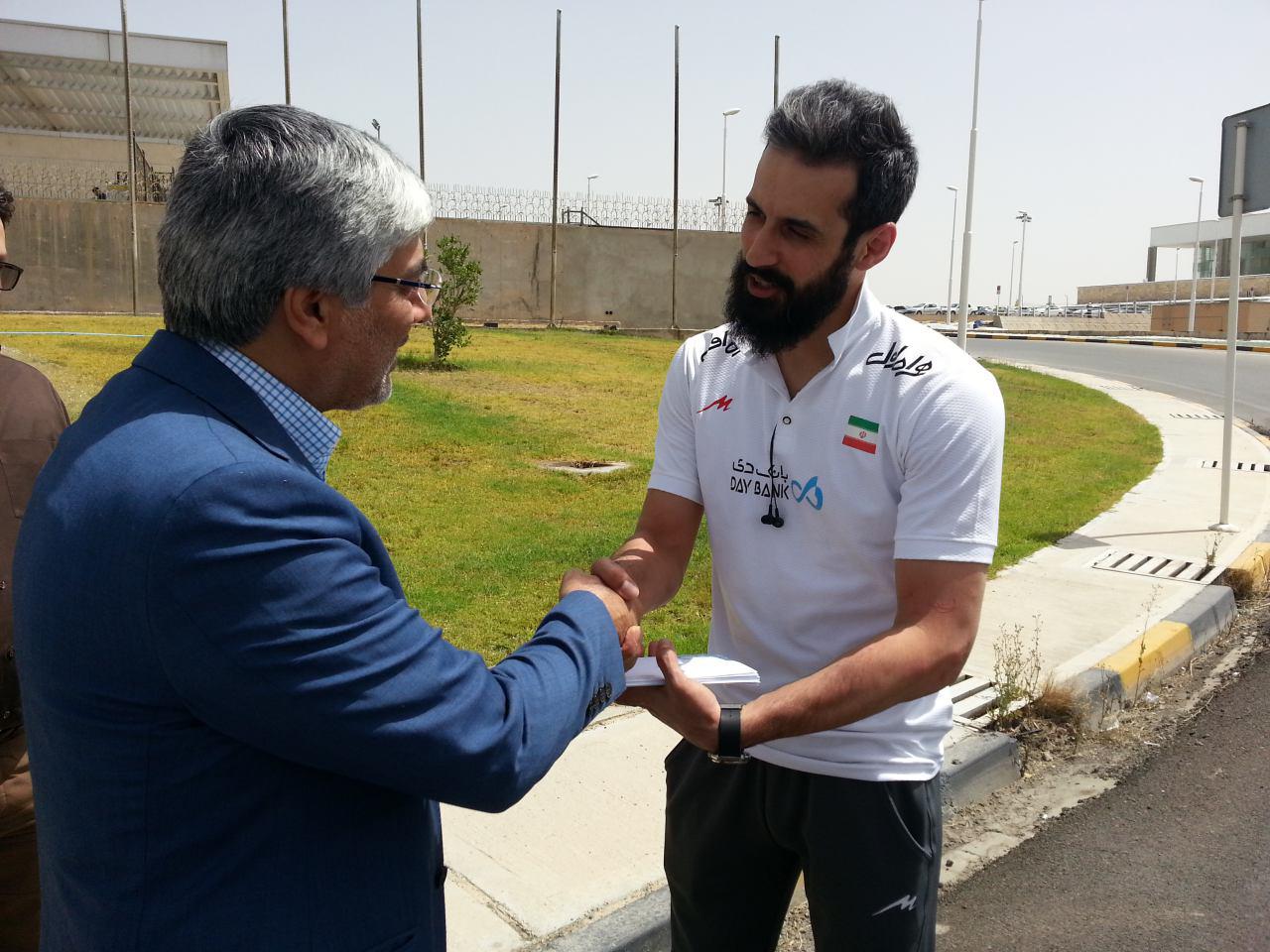 سعید معروف پاداش والیبالیست‌ها را تحویل گرفت (تصویر)