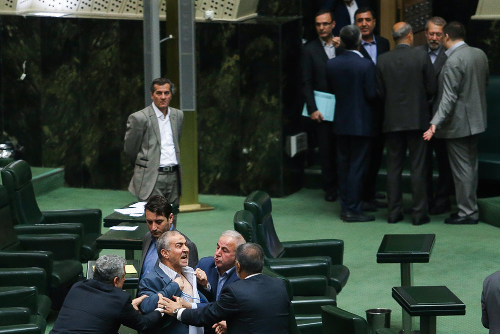 یقه چاک دادن معاون وزیر در مجلس (تصاویر)