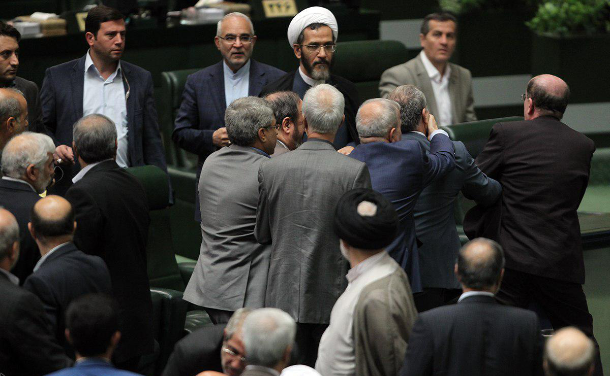 یقه چاک دادن معاون وزیر در مجلس (تصاویر)