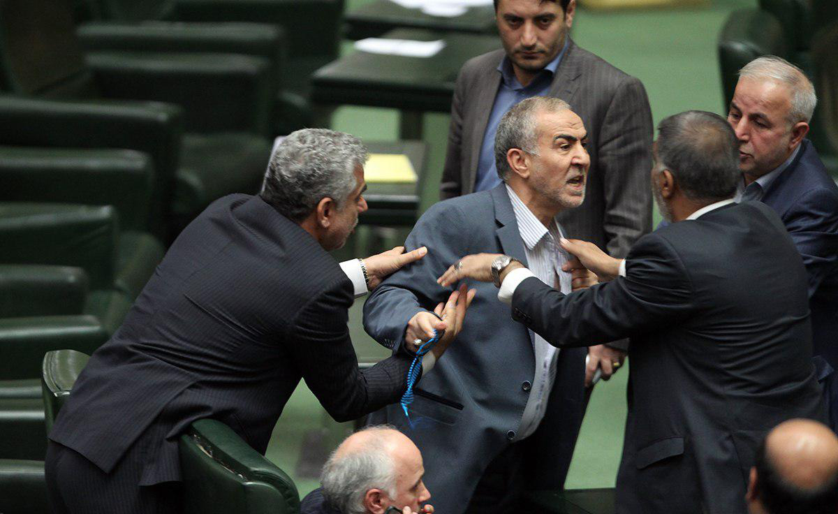 یقه چاک دادن معاون وزیر در مجلس (تصاویر)