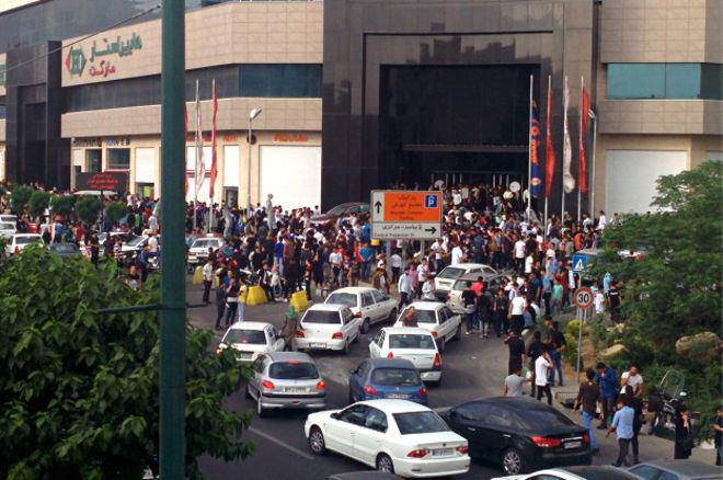 قرار تلگرامی شماری از جوانان تهران در پاساژ کوروش (تصویر)