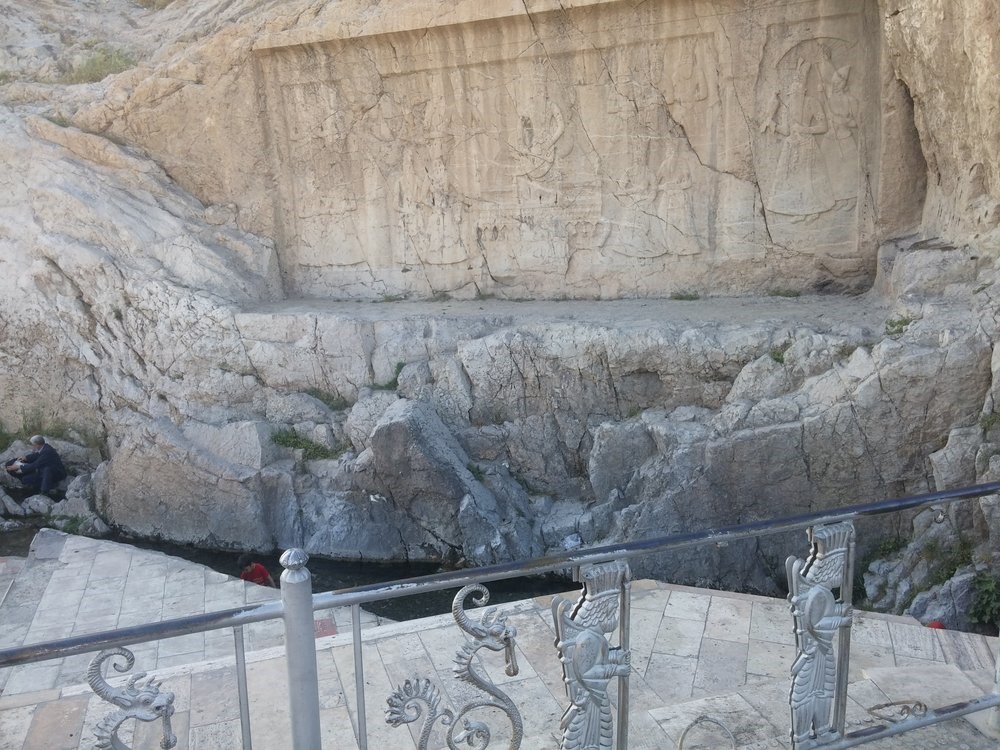 اژدها در حال بلعیدن سربازان هخامنشی در جنوب تهران (تصویر) اژدها در حال بلعیدن سربازان هخامنشی در جنوب تهران (تصویر)