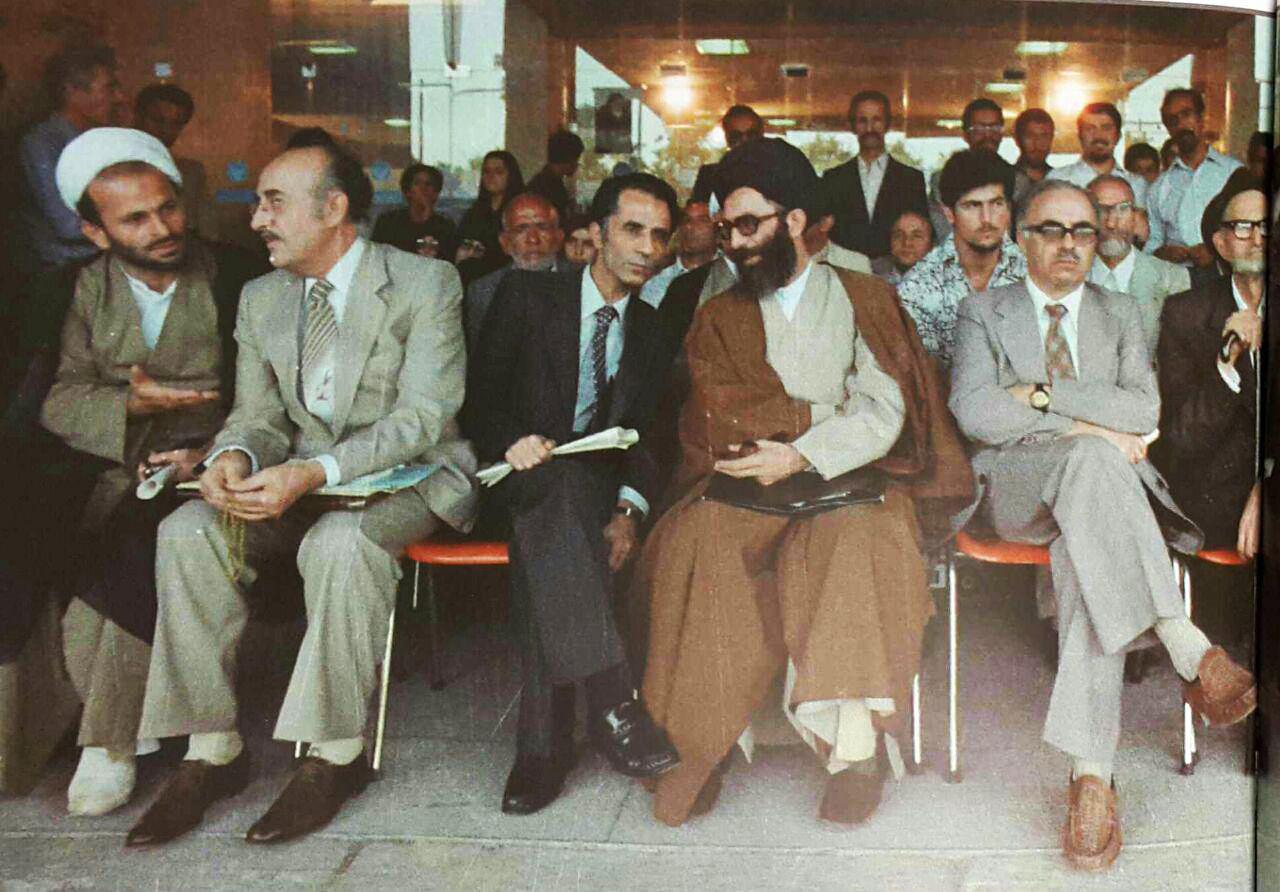 حضوری رهبری در مراسم درگذشت دکتر شریعتی (تصویر)