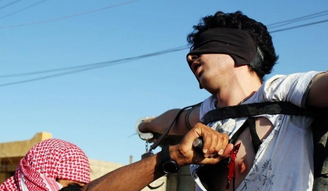 داعش مرد جوان متهم به جاسوسی را به صلیب کشید(تصاویر 16+) داعش مرد جوان متهم به جاسوسی را به صلیب کشید(تصاویر 16+)