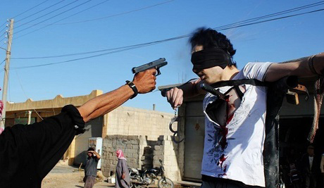 داعش مرد جوان متهم به جاسوسی را به صلیب کشید(تصاویر 16+) داعش مرد جوان متهم به جاسوسی را به صلیب کشید(تصاویر 16+)