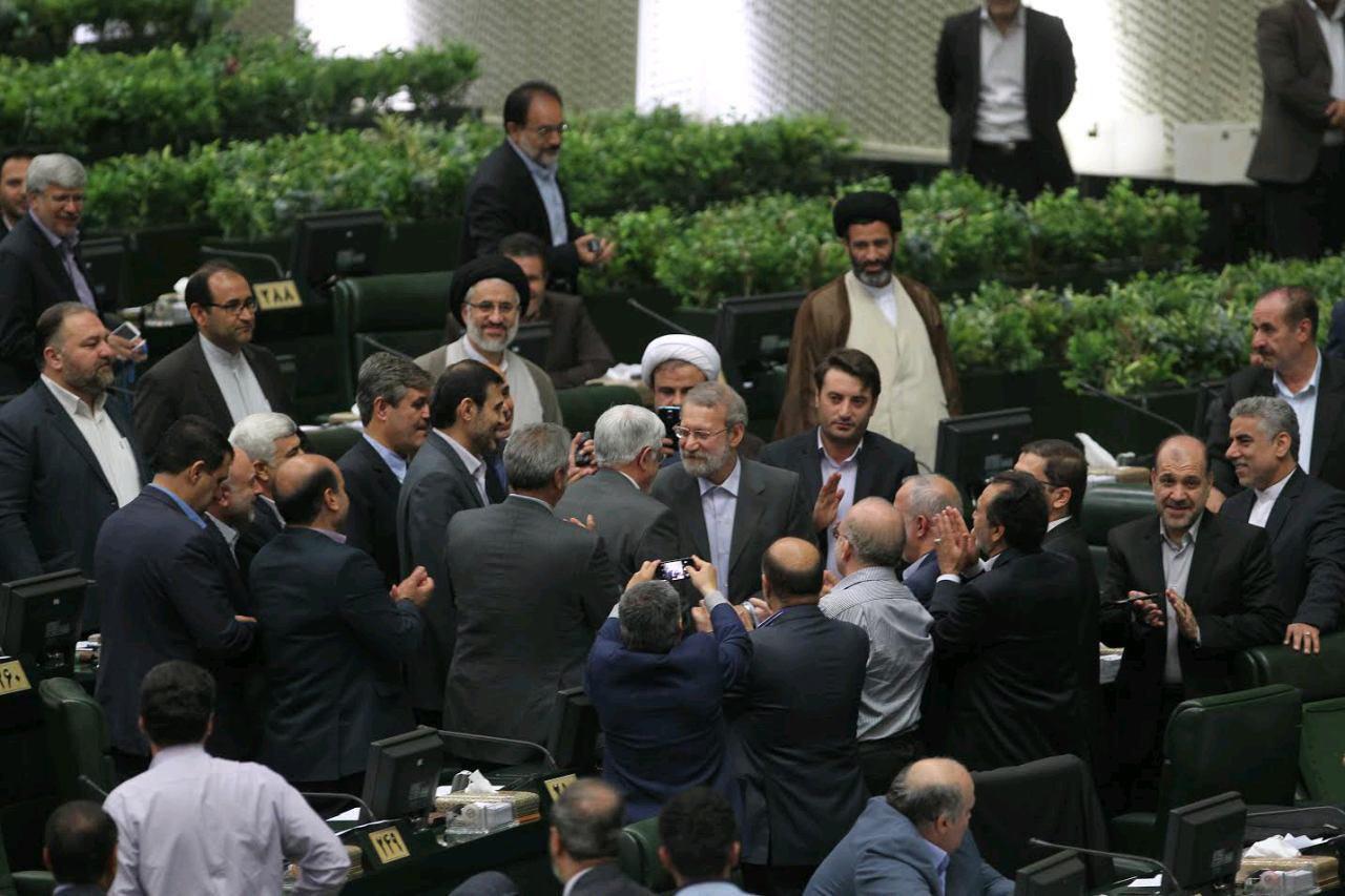 اولین تبریک را عارف به لاریجانی گفت اولین تبریک را عارف به لاریجانی گفت