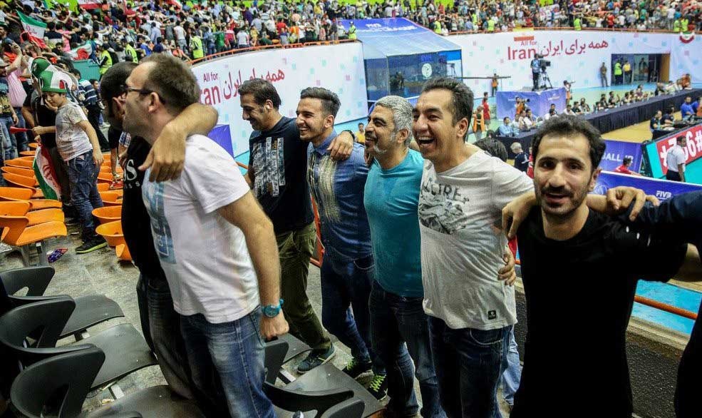 حضور هنرمندان در میان تماشاگران والیبال(تصویر) حضور هنرمندان در میان تماشاگران والیبال(تصویر)