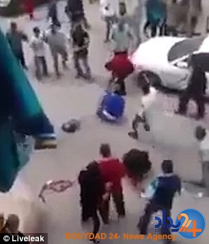 مردی که می خواست سر همسرش را در خیابان بزند مورد خشم مردم قرار گرفت (تصاویر و فیلم)