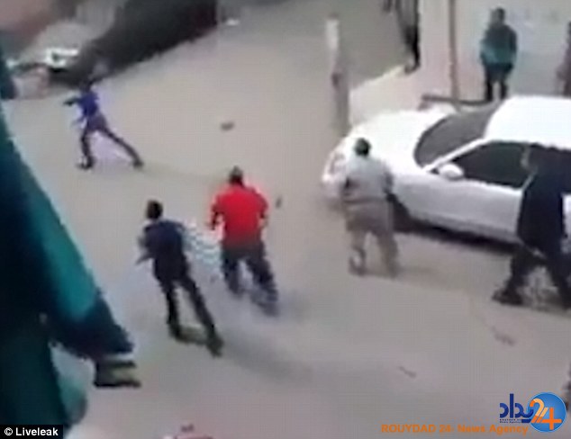 مردی که می خواست سر همسرش را در خیابان بزند مورد خشم مردم قرار گرفت (تصاویر و فیلم)