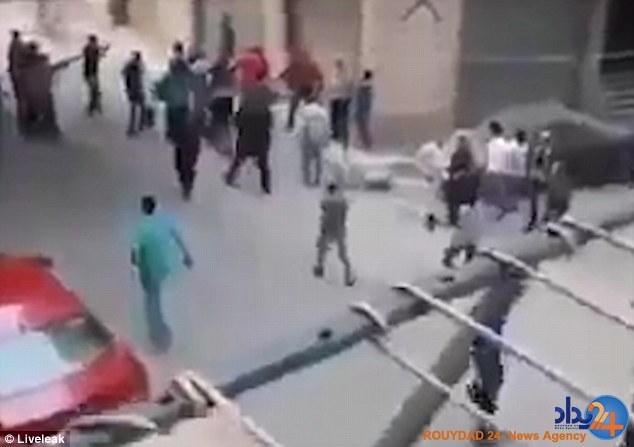 مردی که می خواست سر همسرش را در خیابان بزند مورد خشم مردم قرار گرفت (تصاویر و فیلم)