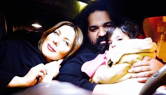 رضا صادقی به همراه همسر و دخترش (تصویر) رضا صادقی به همراه همسر و دخترش (تصویر)