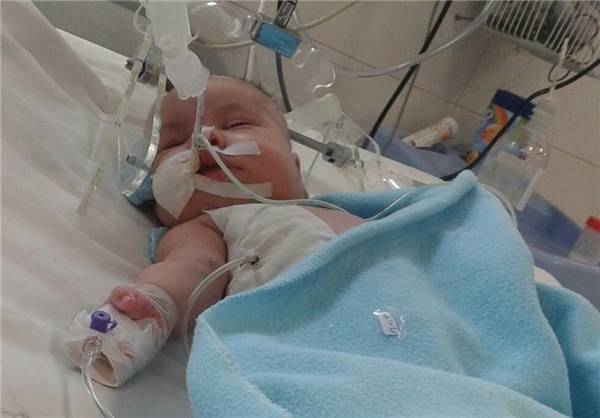 نوزاد 5 ماهه را دریابید/ زندگی نباتی امیر عباس اتفاق یا قصور پزشکی(تصویر)