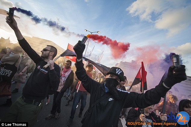 اعتراض نسل جوانتر بریتانیا: ما باید پیامدهای انتخاب شما را تحمل کنیم (تصاویر) اعتراض نسل جوانتر بریتانیا: ما باید پیامدهای انتخاب شما را تحمل کنیم (تصاویر)