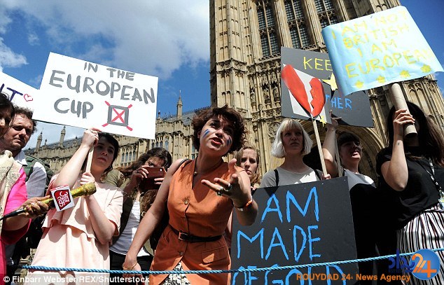 اعتراض نسل جوانتر بریتانیا: ما باید پیامدهای انتخاب شما را تحمل کنیم (تصاویر) اعتراض نسل جوانتر بریتانیا: ما باید پیامدهای انتخاب شما را تحمل کنیم (تصاویر)