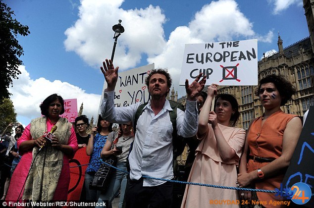 اعتراض نسل جوانتر بریتانیا: ما باید پیامدهای انتخاب شما را تحمل کنیم (تصاویر) اعتراض نسل جوانتر بریتانیا: ما باید پیامدهای انتخاب شما را تحمل کنیم (تصاویر)