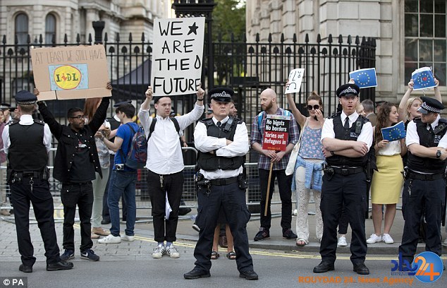 اعتراض نسل جوانتر بریتانیا: ما باید پیامدهای انتخاب شما را تحمل کنیم (تصاویر) اعتراض نسل جوانتر بریتانیا: ما باید پیامدهای انتخاب شما را تحمل کنیم (تصاویر)