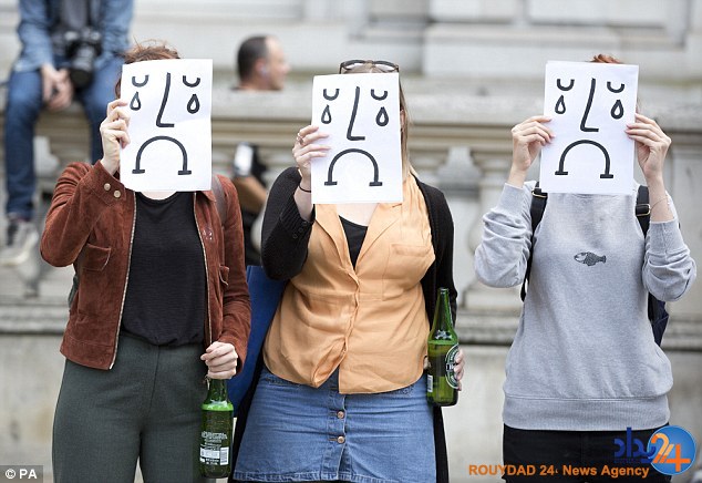 اعتراض نسل جوانتر بریتانیا: ما باید پیامدهای انتخاب شما را تحمل کنیم (تصاویر) اعتراض نسل جوانتر بریتانیا: ما باید پیامدهای انتخاب شما را تحمل کنیم (تصاویر)