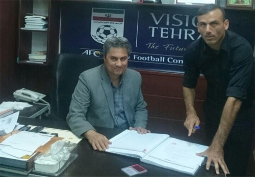 تصویری از ثبت قرارداد پرسپولیسی ها در هیات فوتبال