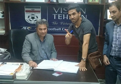 تصویری از ثبت قرارداد پرسپولیسی ها در هیات فوتبال