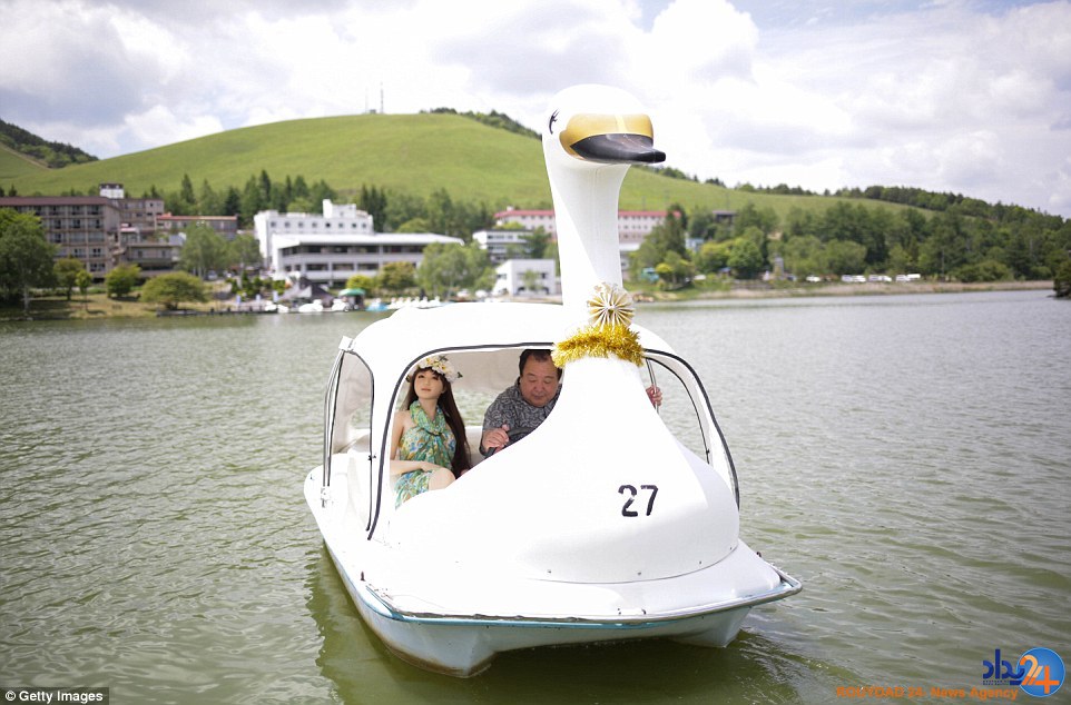 زندگی مرد ژاپنی با عروسک (تصاویر)