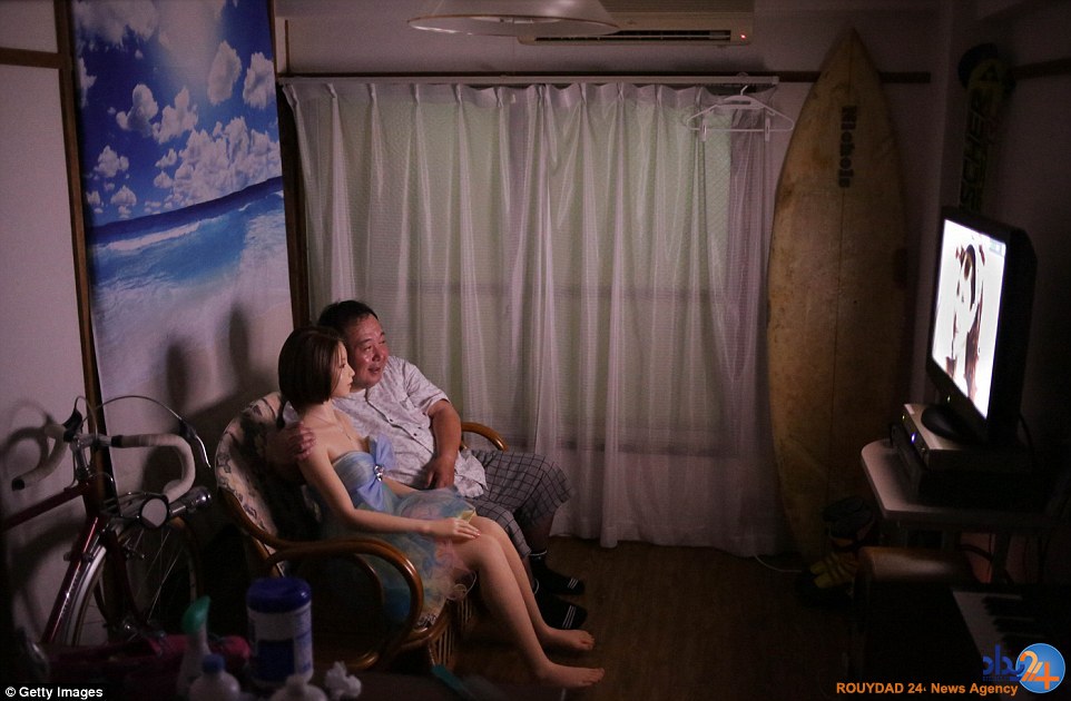 زندگی مرد ژاپنی با عروسک (تصاویر)