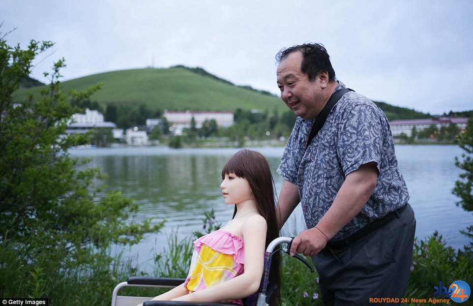 زندگی مرد ژاپنی با عروسک (تصاویر)