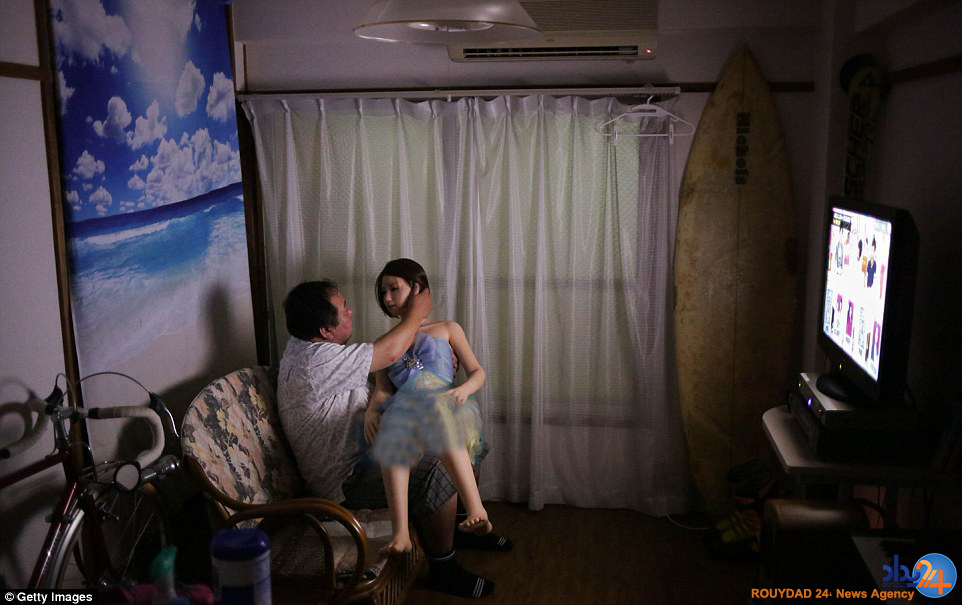 زندگی مرد ژاپنی با عروسک (تصاویر)