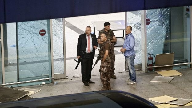 حمله تروریستی به فرودگاه استانبول 36 کشته و بیش از 100 زخمی بر جای گذاشت (تصاویر)