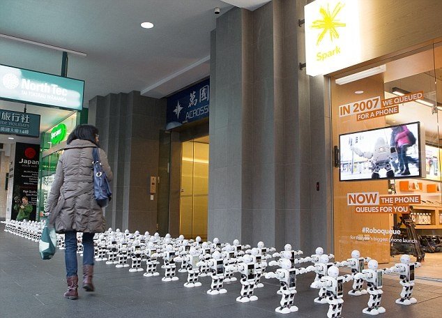 ربات‌ها در صف خرید آیفون 7 (تصاویر)