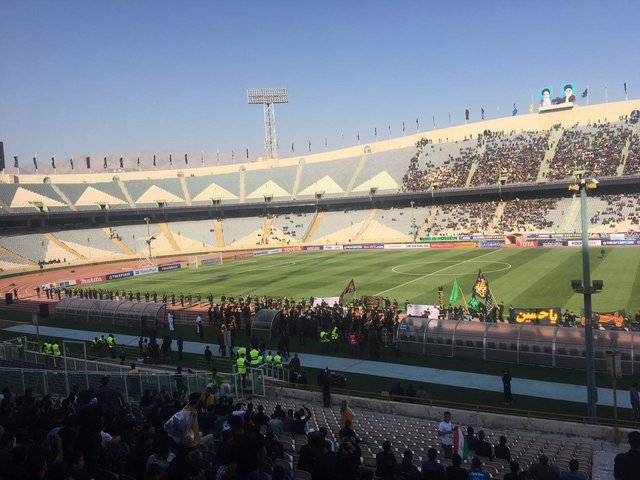 حرکت دسته‌های عزاداری در ورزشگاه آزادی مقابل چشمان ناظر AFC (تصاویر)