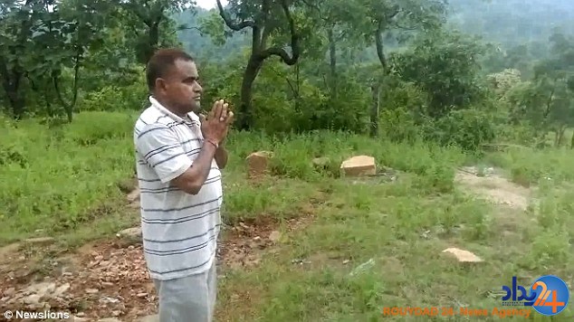 شکارچی هندی صدها مار را در جنگل رها کرد (فیلم و تصاویر)