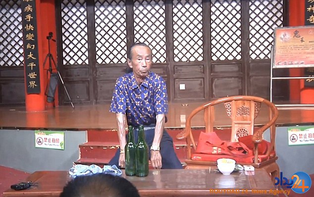 مرد چینی خود را به‌اندازه پیراهن یک کودک کوچک می‌کند (فیلم و تصاویر)