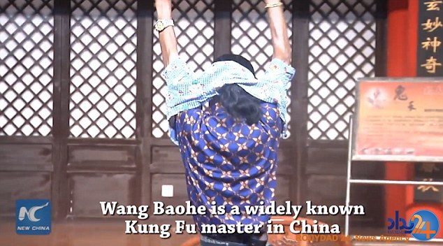 مرد چینی خود را بهاندازه پیراهن یک کودک کوچک میکند (فیلم و تصاویر) مرد چینی خود را بهاندازه پیراهن یک کودک کوچک میکند (فیلم و تصاویر)