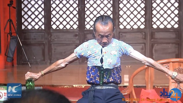 مرد چینی خود را به‌اندازه پیراهن یک کودک کوچک می‌کند (فیلم و تصاویر)