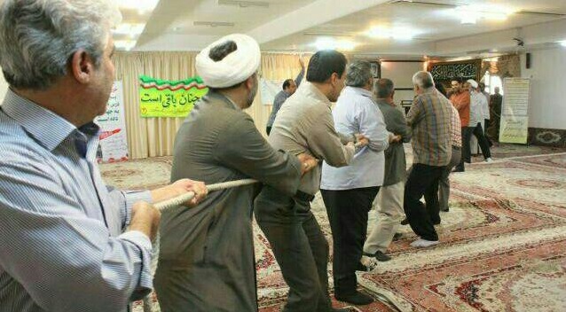 مسابقه عجیب طناب کشی روی فرش نمازخانه! (تصویر)