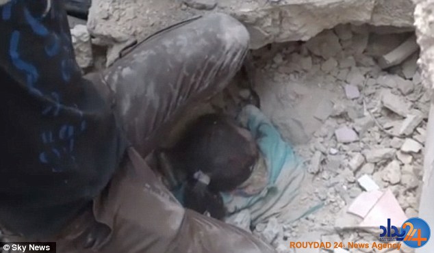 دختر 5ساله سوری زنده از زیر آوار بیرون آورده شد (فیلم و تصاویر)