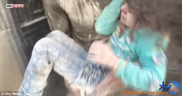 دختر 5ساله سوری زنده از زیر آوار بیرون آورده شد (فیلم و تصاویر)