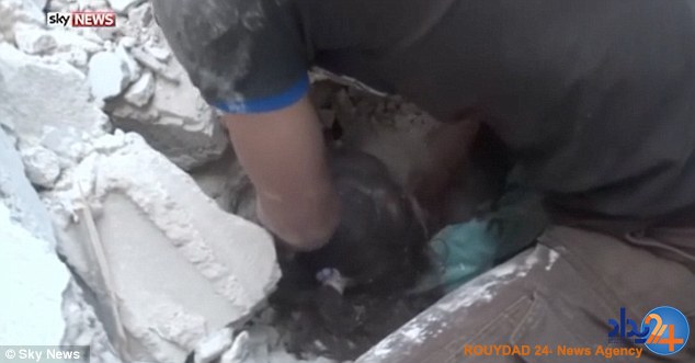 دختر 5ساله سوری زنده از زیر آوار بیرون آورده شد (فیلم و تصاویر)