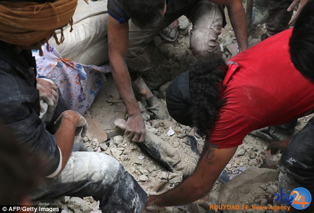 دختر 5ساله سوری زنده از زیر آوار بیرون آورده شد (فیلم و تصاویر)