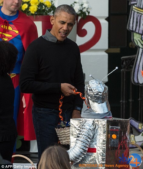 میشل و باراک اوباما میزبان میهمانی هالووین کودکان در کاخ سفید (تصاویر) میشل و باراک اوباما میزبان میهمانی هالووین کودکان در کاخ سفید (تصاویر)