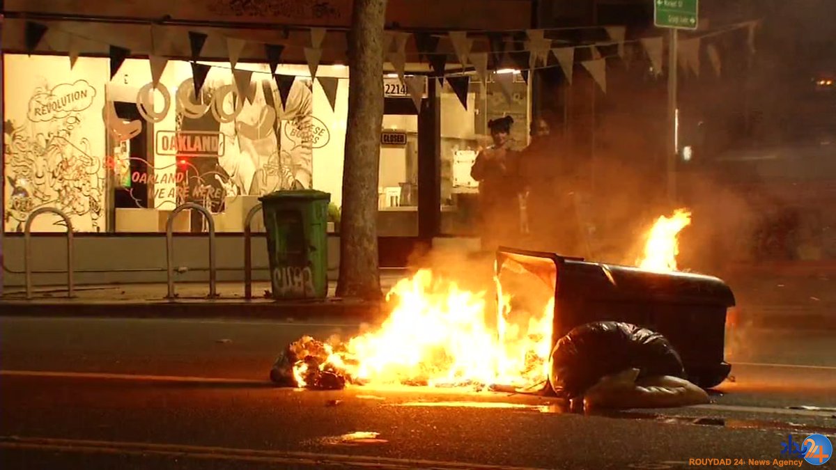 طرفداران کلینتون پرچم آمریکا را آتش زدند