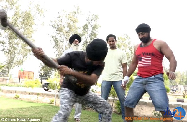 11 اقدام عجیب مرد هندی برای دیدهشدن در گینس 11 اقدام عجیب مرد هندی برای دیدهشدن در گینس