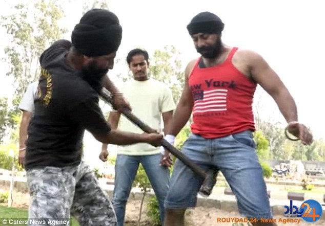 11 اقدام عجیب مرد هندی برای دیدهشدن در گینس 11 اقدام عجیب مرد هندی برای دیدهشدن در گینس