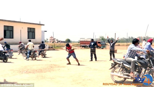 11 اقدام عجیب مرد هندی برای دیدهشدن در گینس 11 اقدام عجیب مرد هندی برای دیدهشدن در گینس