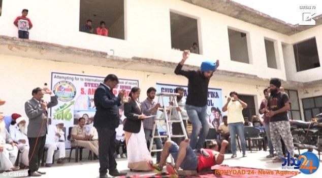 11 اقدام عجیب مرد هندی برای دیدهشدن در گینس 11 اقدام عجیب مرد هندی برای دیدهشدن در گینس