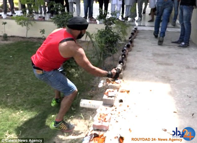 11 اقدام عجیب مرد هندی برای دیدهشدن در گینس 11 اقدام عجیب مرد هندی برای دیدهشدن در گینس