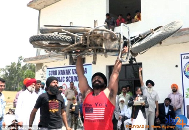 11 اقدام عجیب مرد هندی برای دیدهشدن در گینس 11 اقدام عجیب مرد هندی برای دیدهشدن در گینس