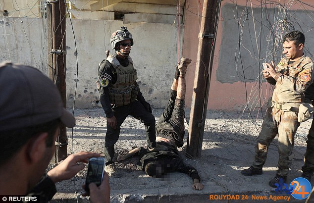 ژست وحشتناک و غیرانسانی نیروهای عراقی با جسد یک داعشی (تصاویر) ژست وحشتناک و غیرانسانی نیروهای عراقی با جسد یک داعشی (تصاویر)